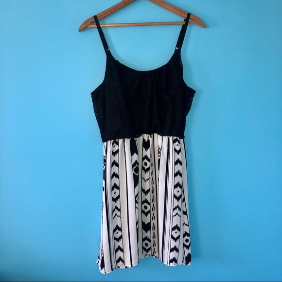 Charlotte Russe Dresses & Skirts - Black White Lace Aztec Dress Casual Stipe Elastic